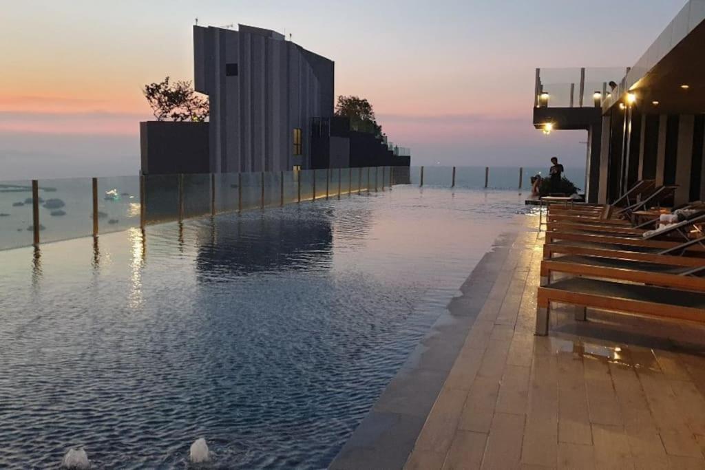 The Base Quiet King-bed With Infinity Pool & Free Netflix Apartment Pattaya