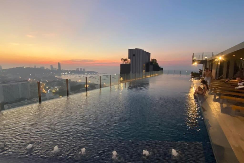 The Base Quiet King-bed With Infinity Pool & Free Netflix Apartment Pattaya